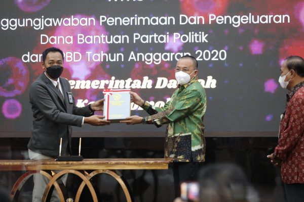 BPK RI Serahkan LHP Bantuan Keuangan Parpol TA 2020 Kepada Pemkot Tomohon