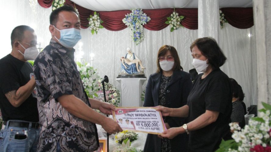 Walikota dan Wawali Tomohon Melayat ke Rumah Duka Almarhumah Doortje Paat