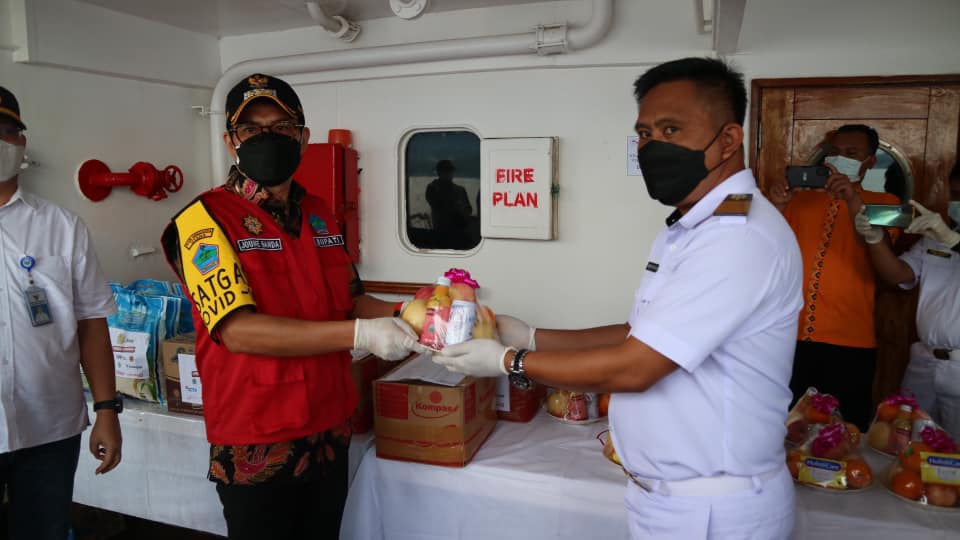 Bupati Joune Ganda Pantau dan Serahkan Bantuan Kepada Warga Isoman di KM Tatamailau