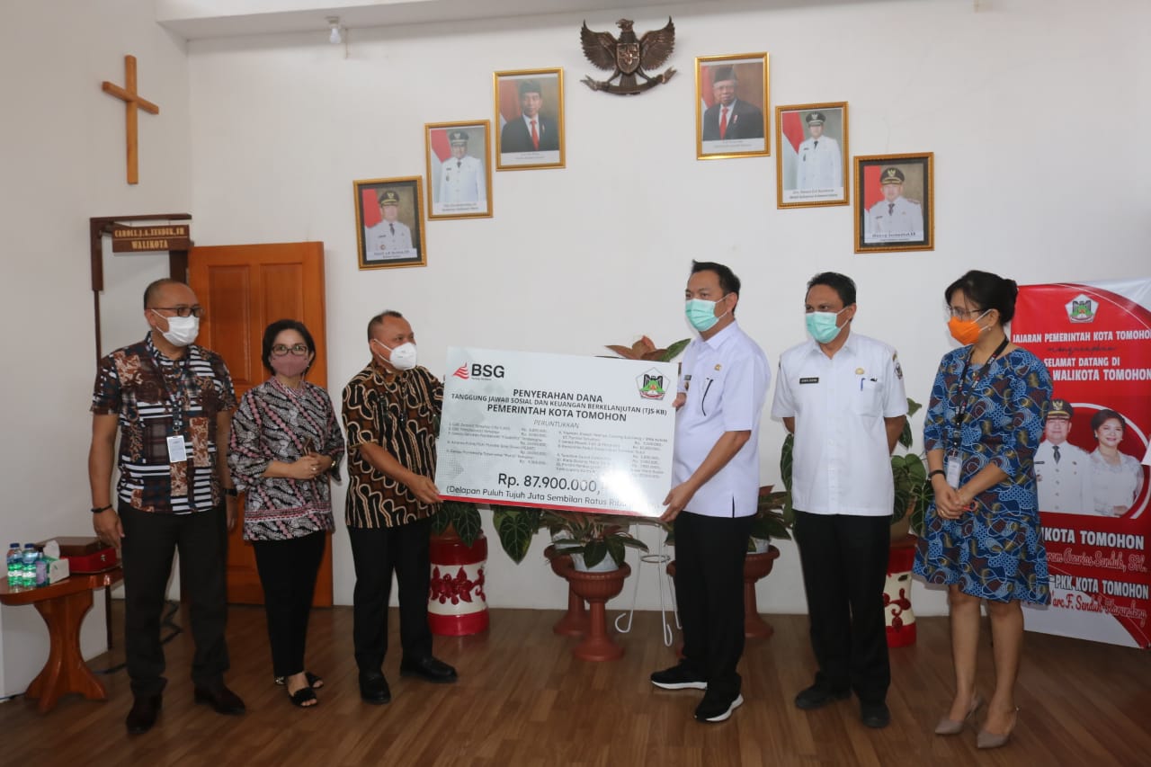 Walikota Caroll Senduk Menerima  Secara Simbolis Penyerahan Dana CSR Bank SulutGo