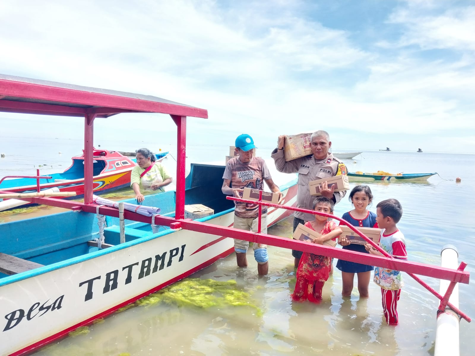 Bhabinkamtibmas Herman Matindas Lakukan ini saat Penyaluran Bantuan di Pulau Nain
