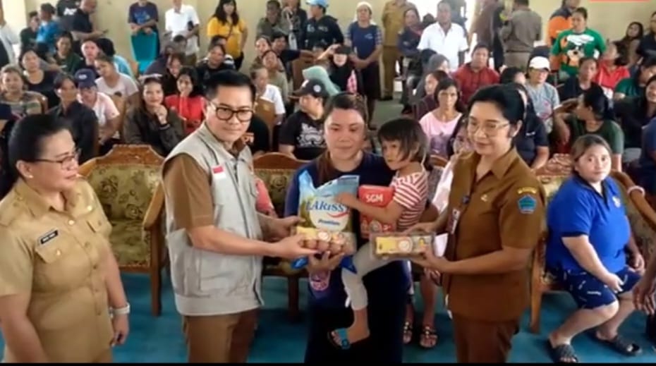 Musibah Banjir di Wori, Bupati Joune Ganda Serahkan Bantuan