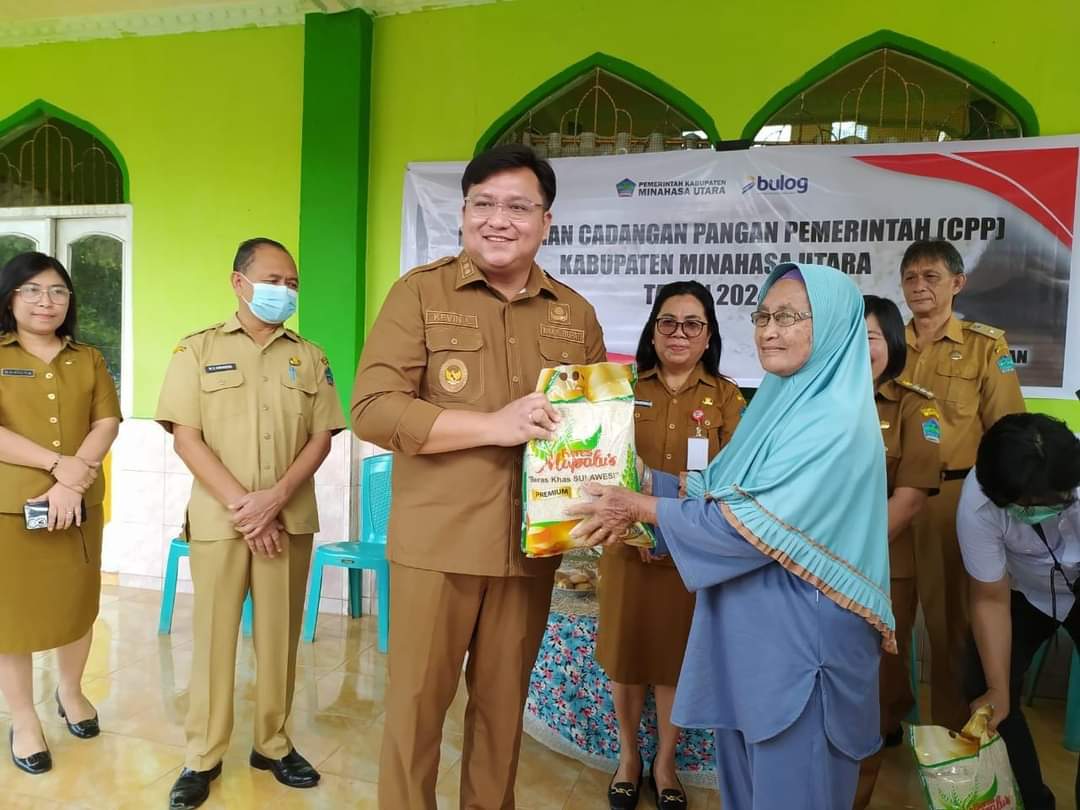 Wabup Kevin Lotulung Salurkan Bantuan Kepada Masyarakat Terdampak Banjir