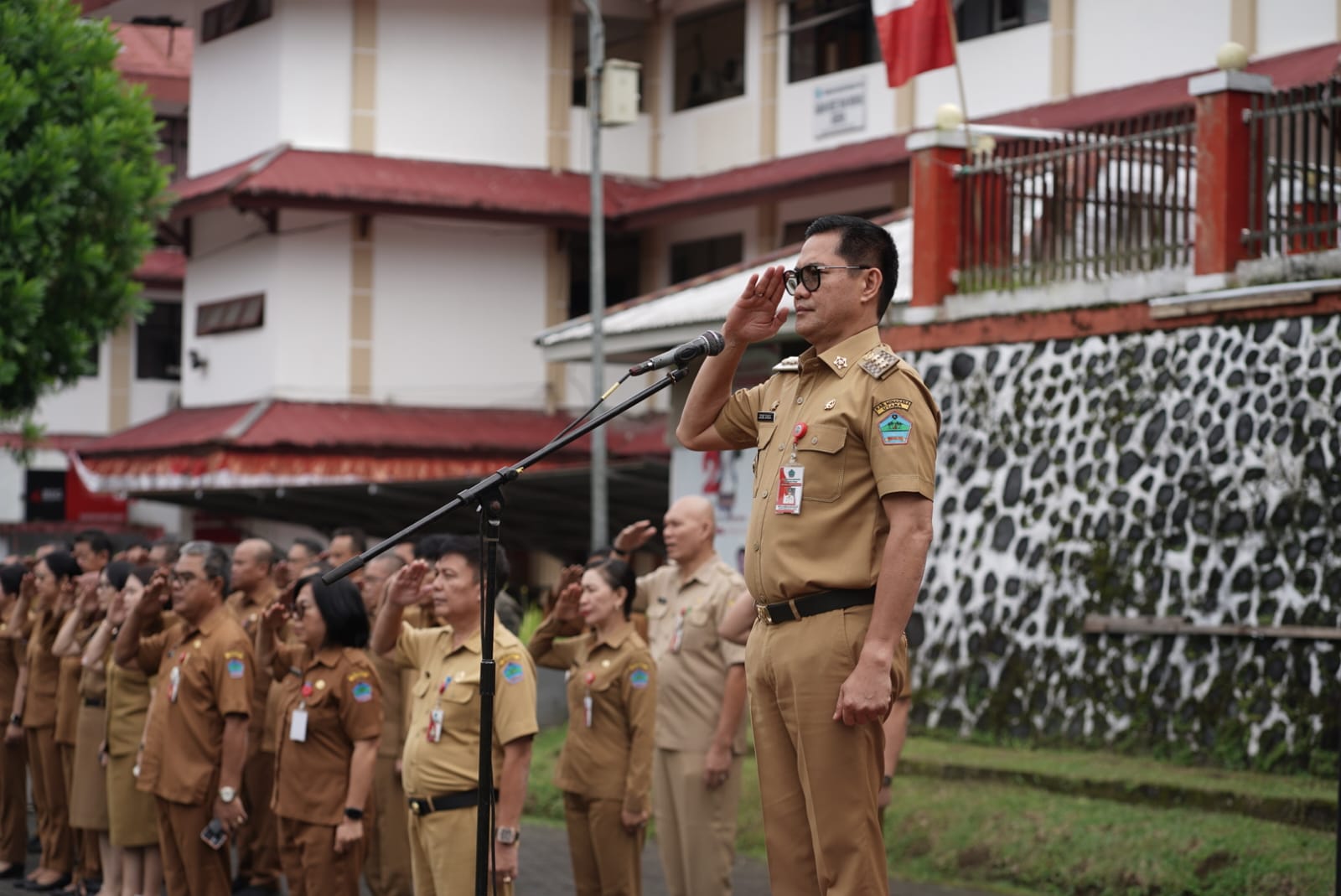 Bupati Joune Ganda Pimpin Apel Perdana Pasca  Cuti Bersama Natal dan Tahun Baru