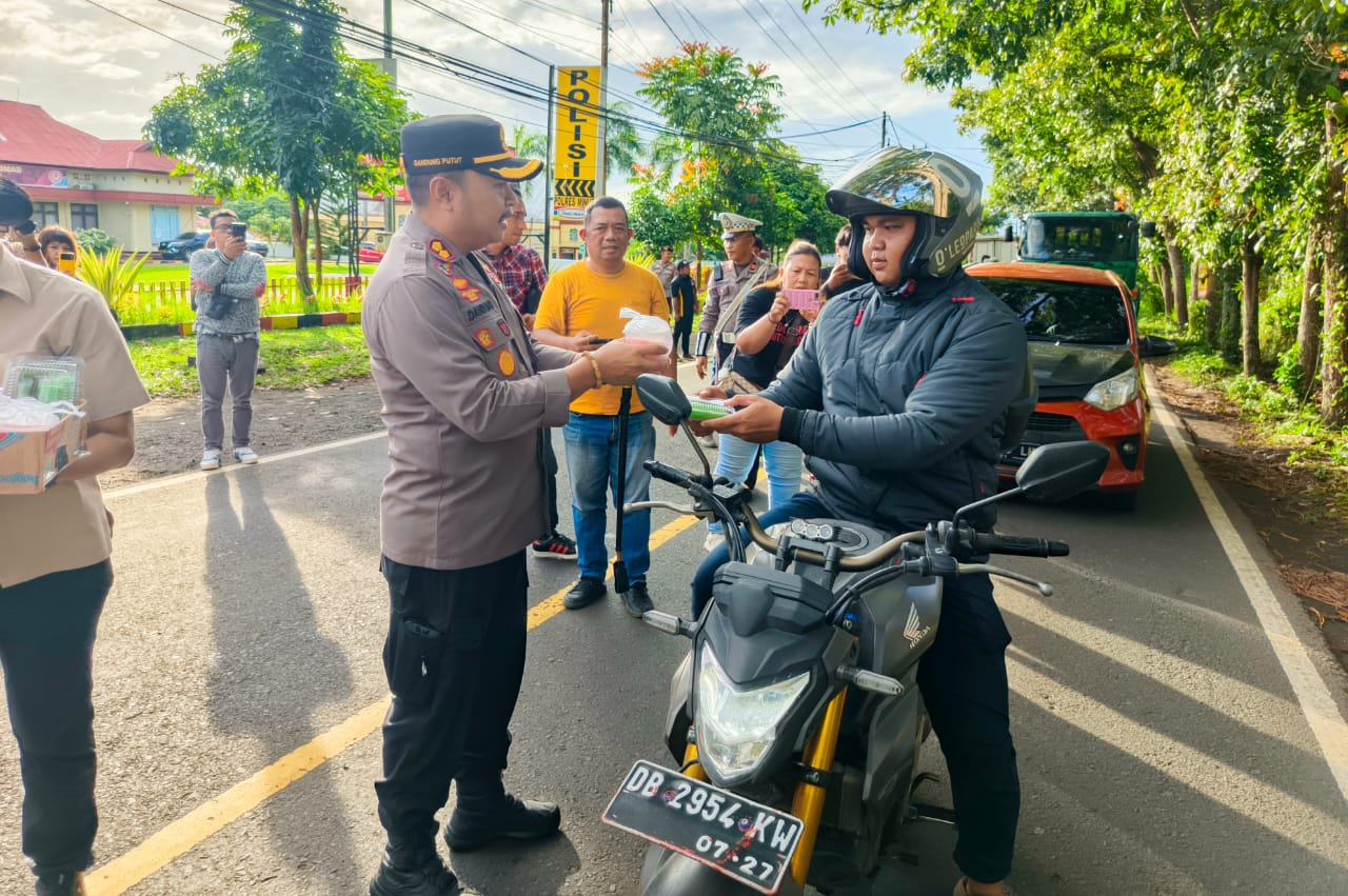 Perkuat Silaturahmi, Polres Minut Bagi-bagi Takjil kepada Masyarakat