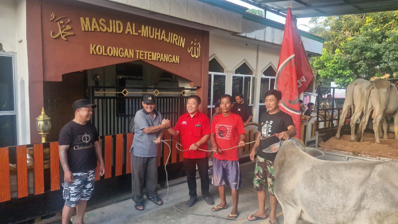 Denny Lolong Serahkan Hewan Qurban, Wujud Kepedulian PDIP Minut kepada Umat Muslim