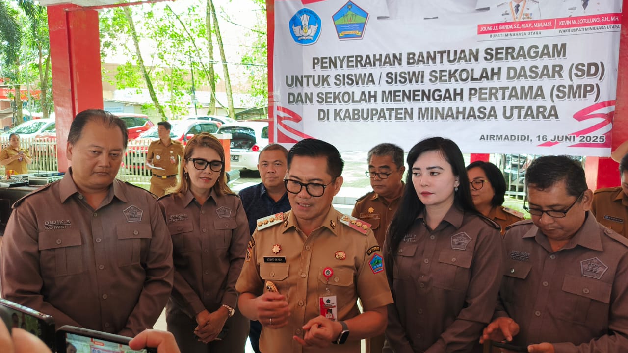 Jelang Tahun Ajaran Baru, Bupati Joune Ganda Serahkan Bantuan Seragam Sekolah