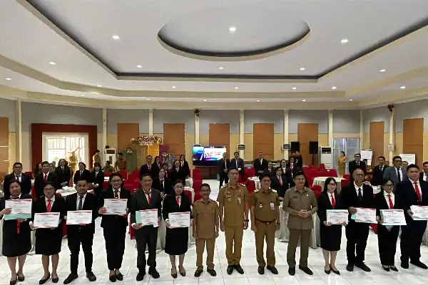 Menumbuhkan Kepemimpinan Unggul, Sekda Novly Wowiling Tutup Pelatihan Administrator di Minut