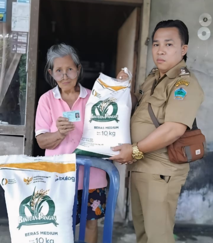 138 Keluarga di Desa Laikit Terima Bantuan Beras dari Pemerintah Provinsi Sulawesi Utara
