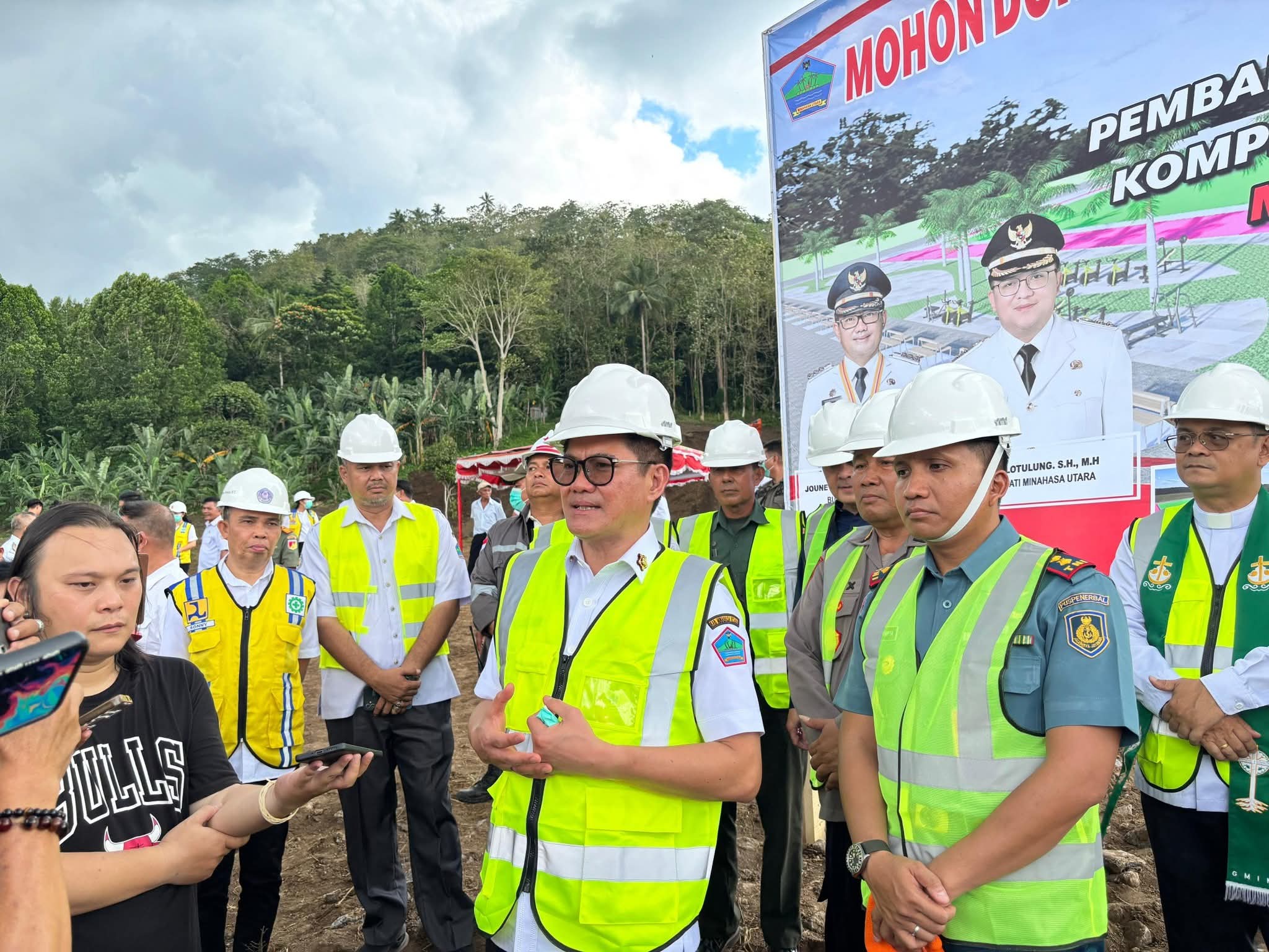 Bupati Joune Ganda  Resmikan Peletakan Batu Pertama Pembangunan Alun-alun