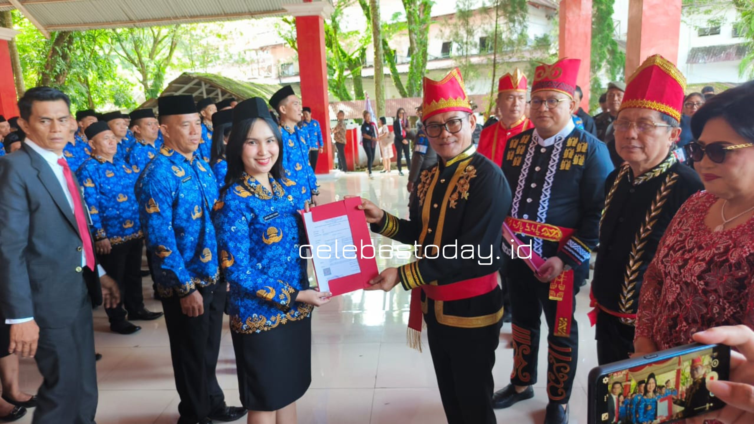 HUT ke-22 Minahasa Utara,  Bupati Serahkan 554 SK PKKK : Kerja dengan Baik dan Layani Masyarakat