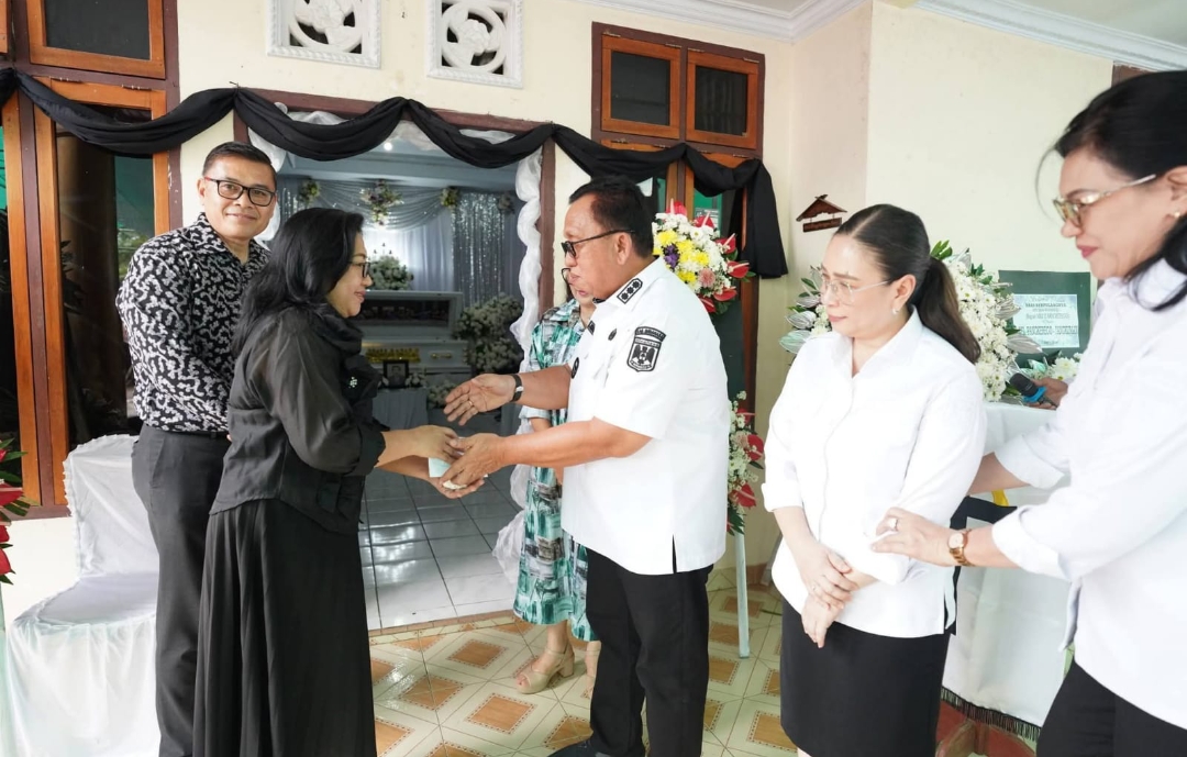 Bupati dan Wakil Bupati Minahasa Melayat Dirumah duka Meninggalnya Alm. Max Pangkerego
