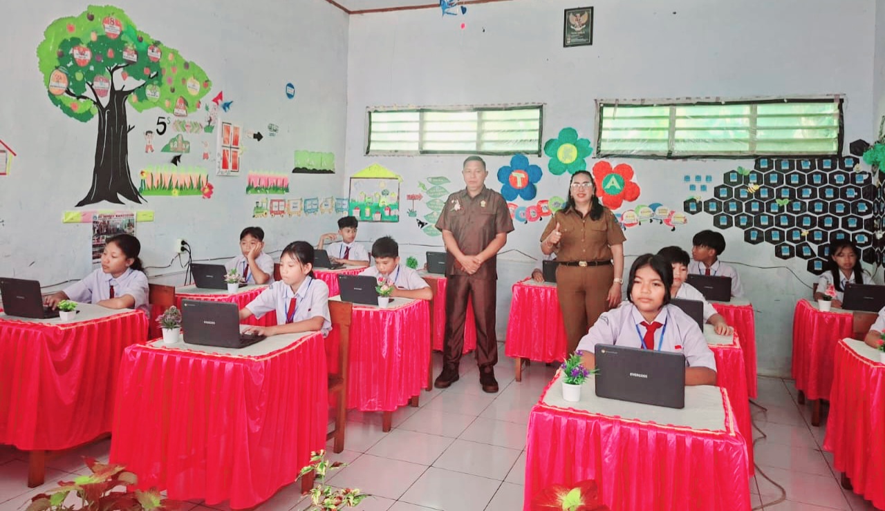 Anggota DPRD Minut Anthoni Pusung Buka Token TKA di SDN Inpres Karegesan dan SD Inpres Kauditan Dua