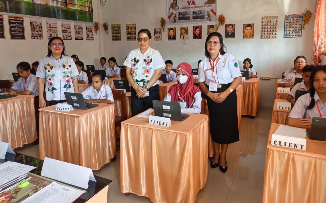 Pastikan TKA Berjalan Sesuai SOP, Sekdis Diknas Minut Enola Wenas Buka Token Ujian di SD Inpres Kolongan Kalawat