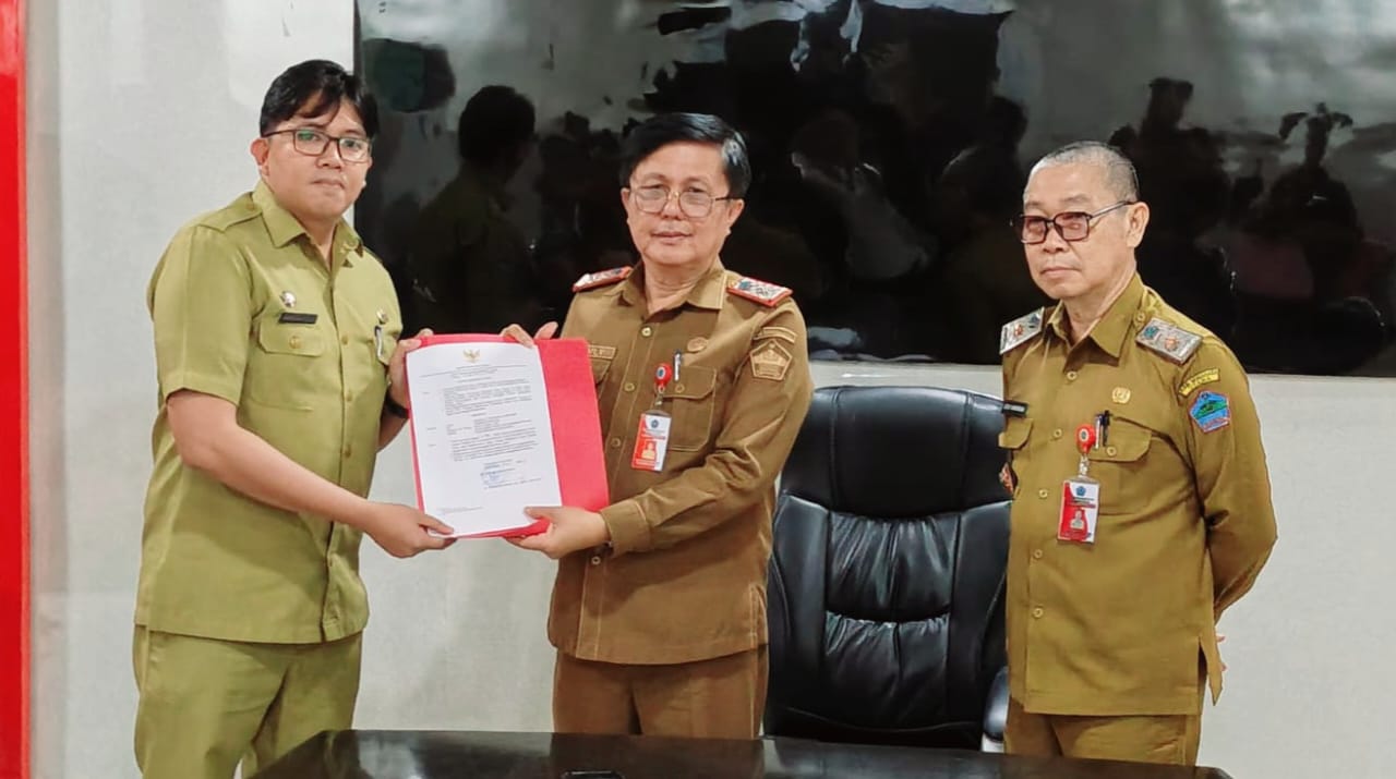 Bupati Joune Ganda Percayakan Marchel Tuwaidan sebagai Plt. Kabag Umum