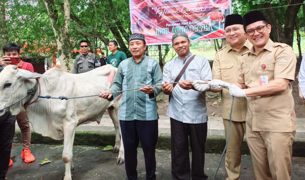 Maknai Idul Adha, Bupati Joune Ganda Serahkan Hewan Qurban 9 Ekor Sapi