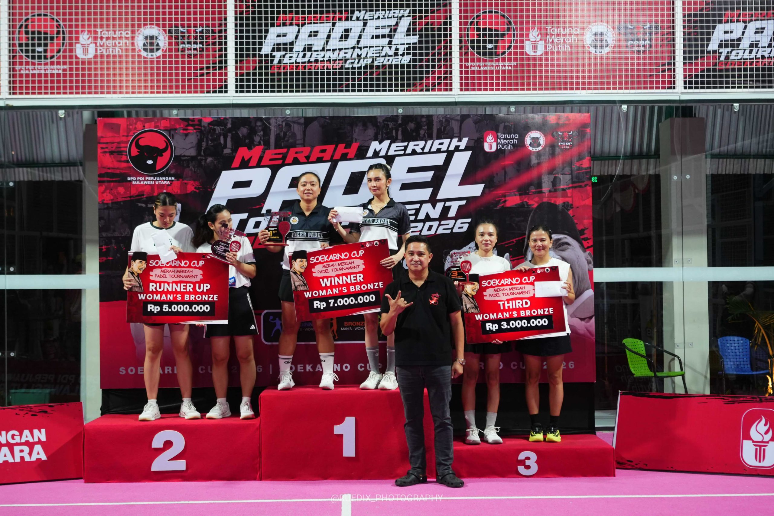 Soekarno Cup Padel 2026 Sukses digelar, Joutje Dengah Serahkan Hadiah Kategori Woman’s Bronze