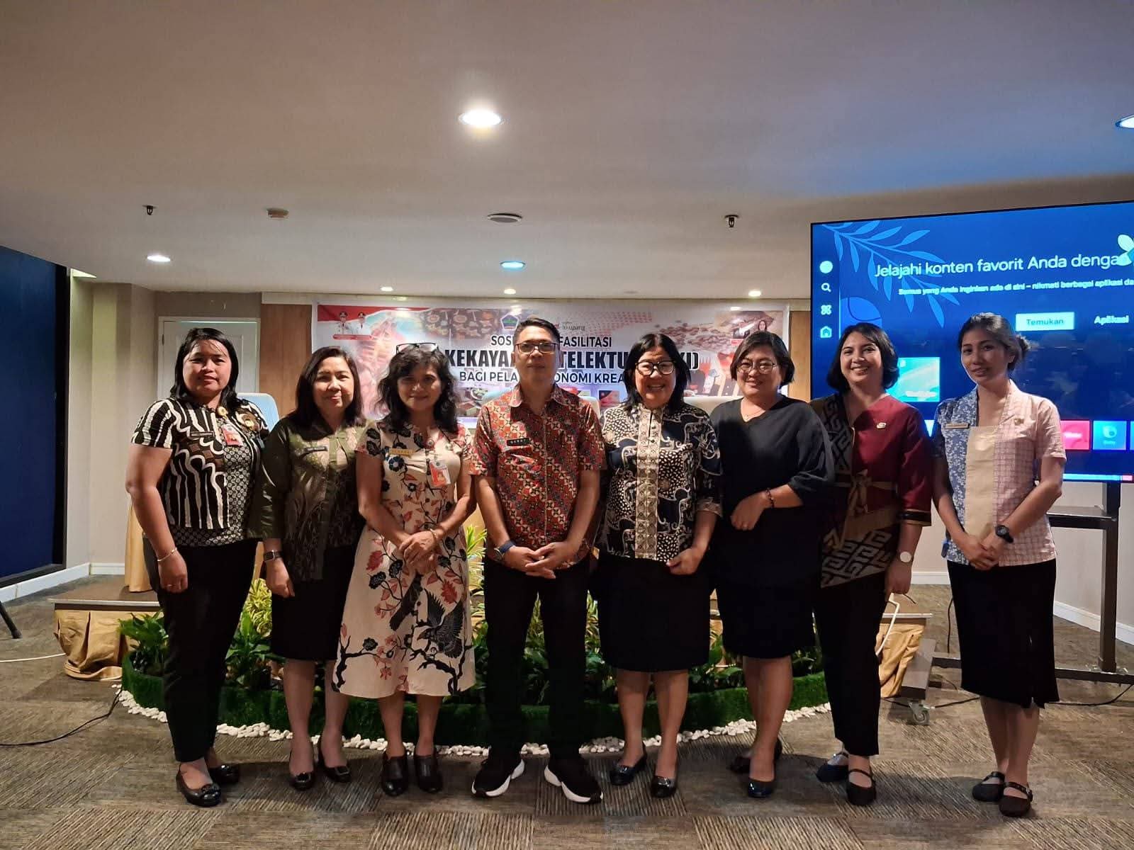 Sekda Novly Wowiling,  Buka Sosialisasi HKI Dorong Pelaku Ekonomi Kreatif Lindungi Merek Usaha
