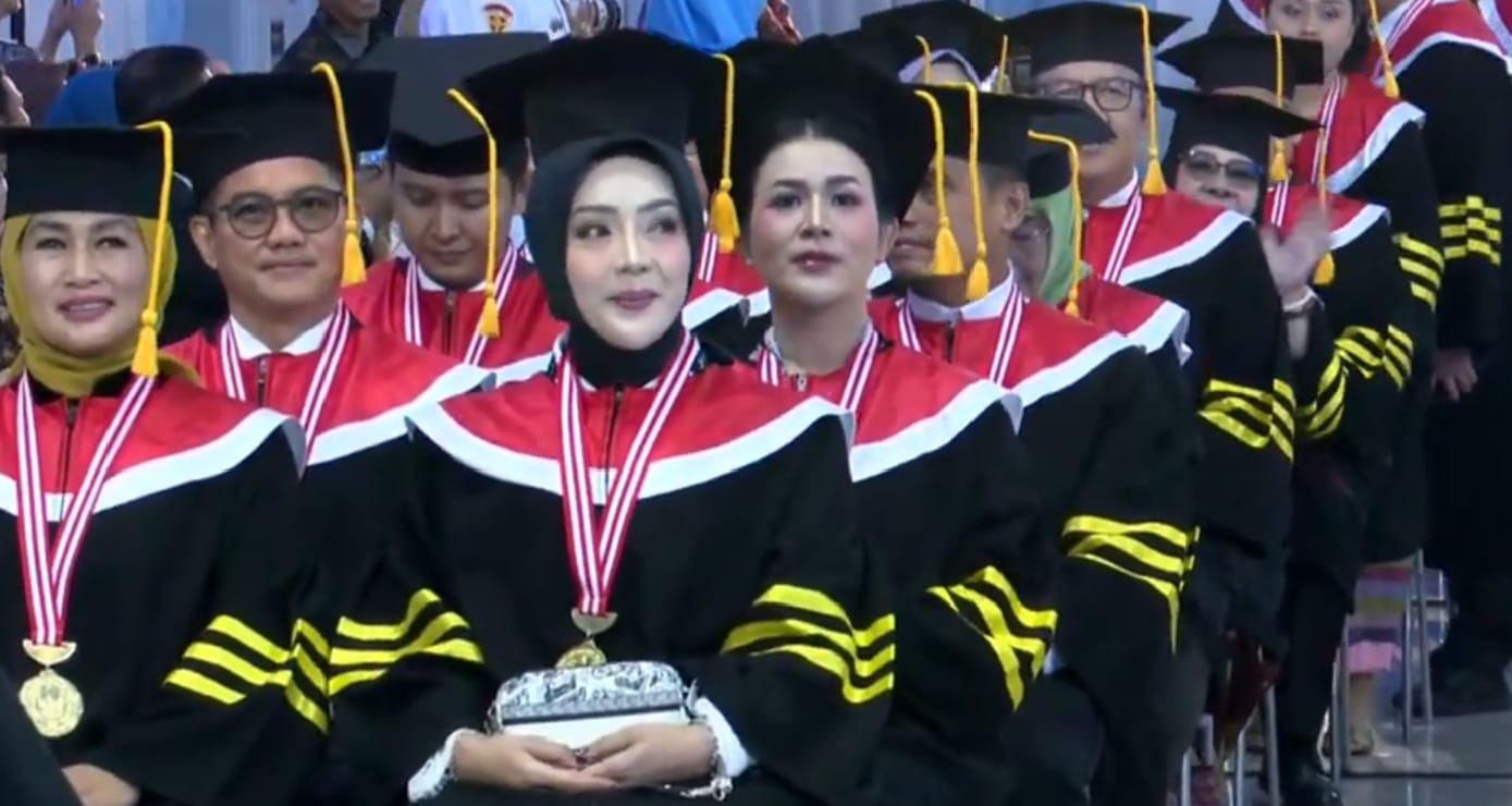 Bupati Joune Ganda Raih Gelar Doktor Ilmu Pemerintahan IPDN dengan Predikat Cum Laude