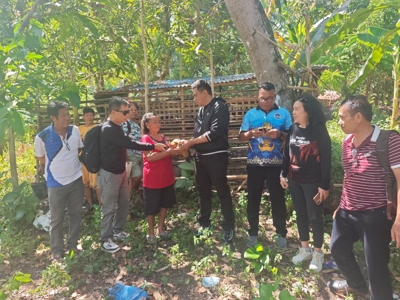 Dinas Pangan Minut Bagikan Bibit Ayam dan Pakan ke Kelompok Peternak di Wilayah Kepulauan
