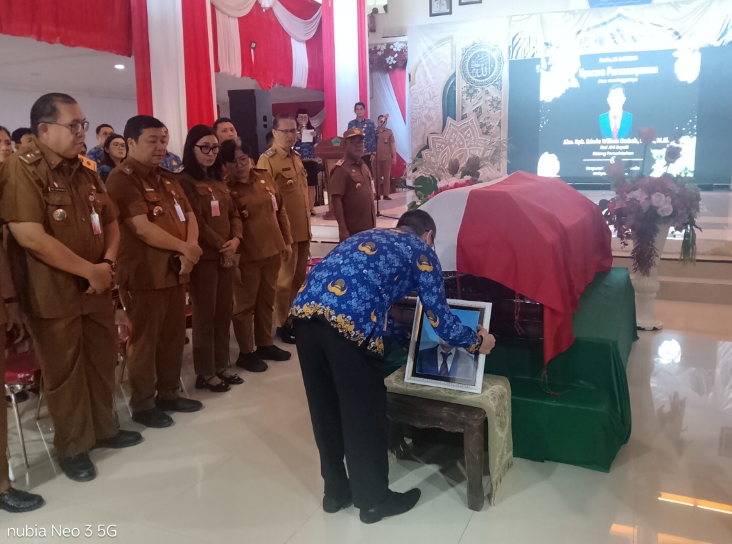Upacara Persemayaman Alm. Edwin Ombuh di Kantor Bupati, Mengenang Pengabdian Seorang Birokrat Teladan