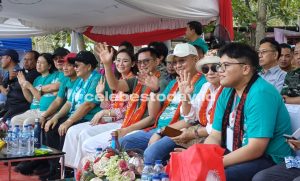 Bupati Joune Ganda didamping Ketua TP PKK Ryzia Ganda Davega, Wakil Bupati Kevin W Lotulung, Ketua Panitia LTF 2026 Rey Dondokambey dan Ketua DPRD Vonny Rumimpunu saat di Podium Pembukaan LTF 2026
