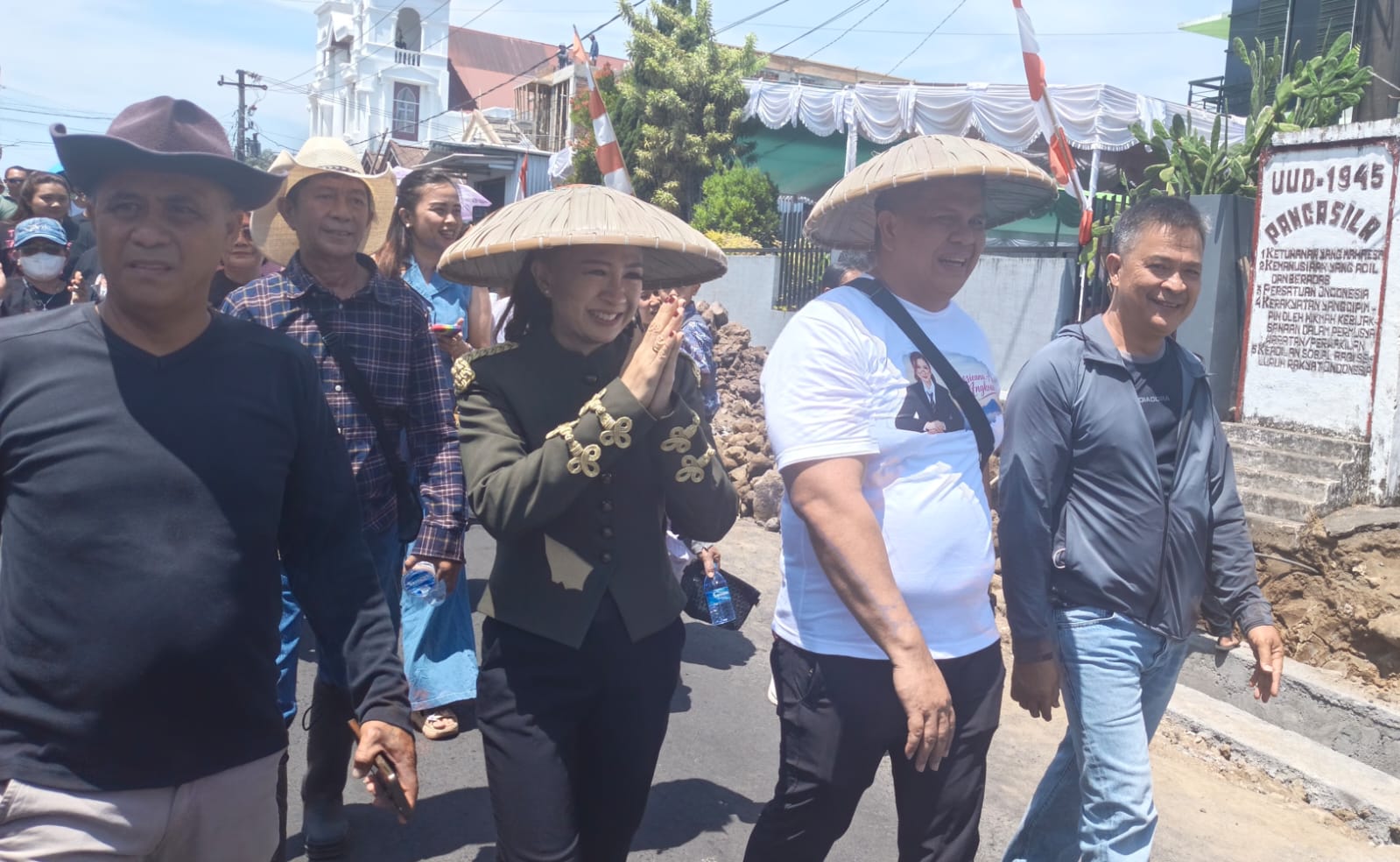 Diantar Ratusan Pendukung, Rossiena Angkouw Daftar Sebagai Calon Hukum Tua Desa Tatelu