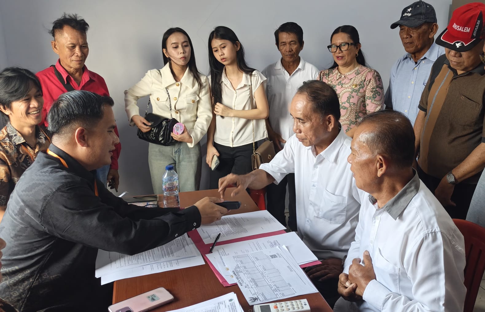 Awali Dengan Ibadah, Ratusan Warga Antar Pnt. Ferry Jolly Pantow Daftar Calon Hukum Tua Mapanget