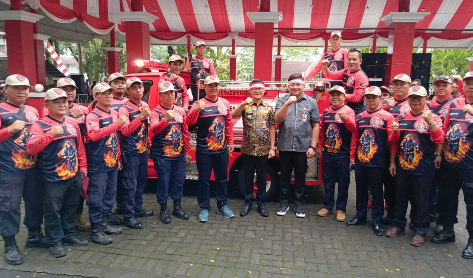 Sigap Padamkan Karhutla di Kaki Gunung Klabat, Damkar Minut Dapat Apresiasi Bupati Joune Ganda