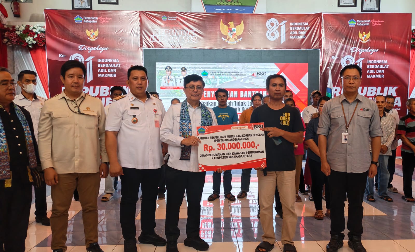 Komitmen Atasi Kemiskinan, Bupati Joune Ganda Lewat Sekda Salurkan Bantuan Bedah Rumah di Minut