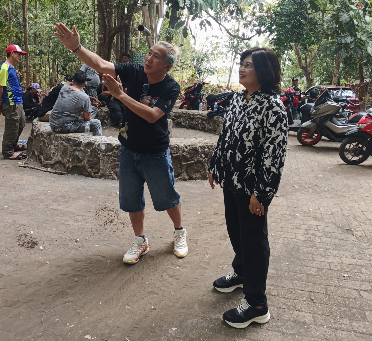 Tak Kenal Lelah Padamkan Api, Pasukan Orange Dapat Bantuan dari Ketua Vonny Rumimpunu