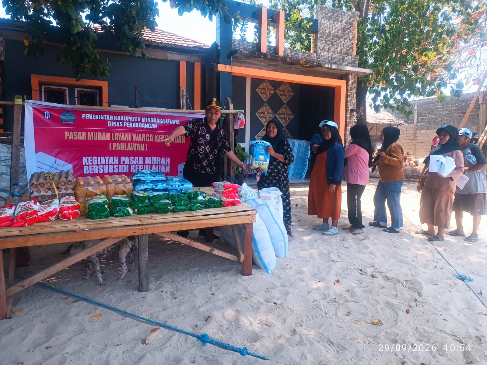 Jangkau 18 Desa Kepulauan, Bupati Joune Ganda Gelar Pasar Murah Bersubsidi di Desa Gangga Likupang Barat