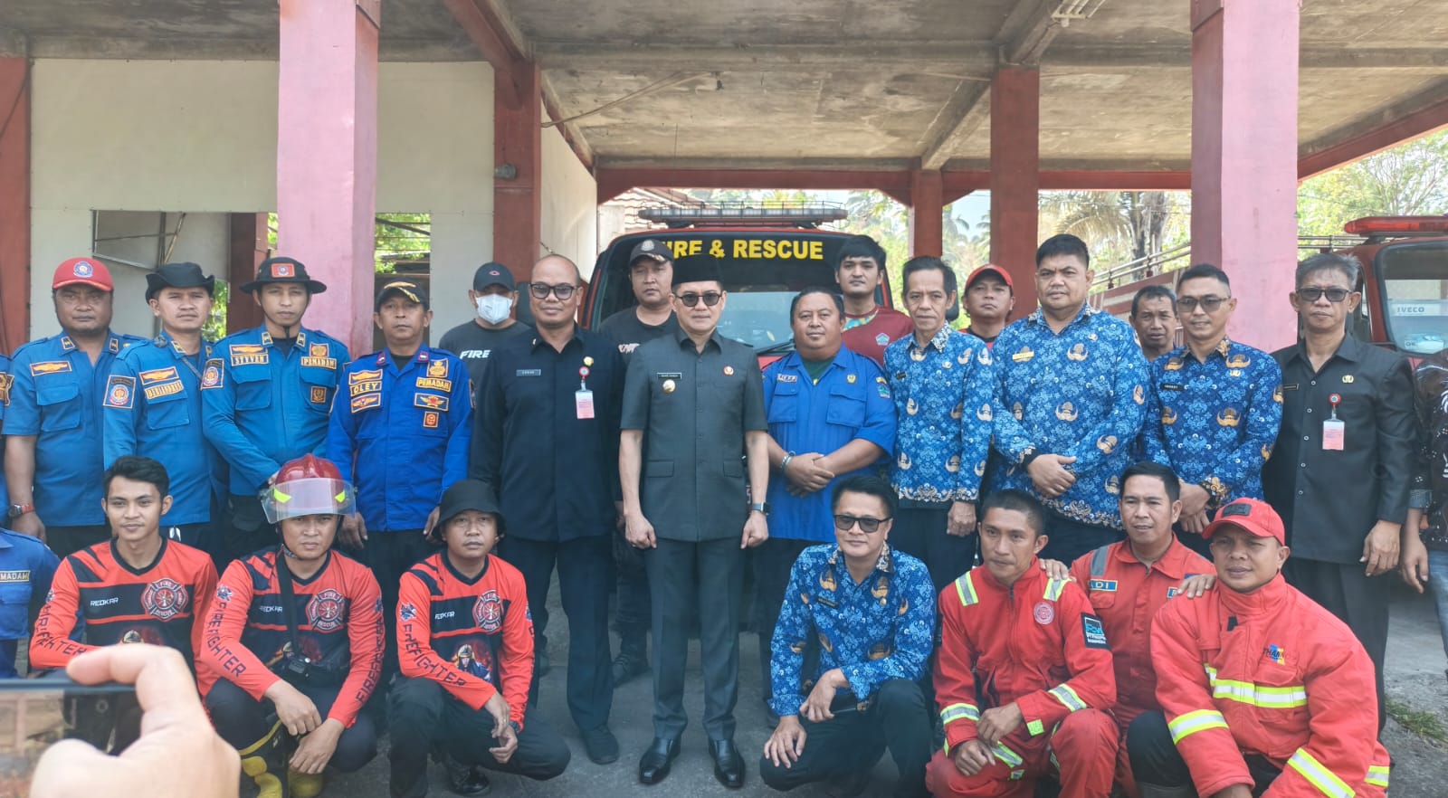 Beri Dukungan Moril di Tengah Penanganan Karhutla, Bupati Joune Ganda Sambangi Markas Damkar Minut