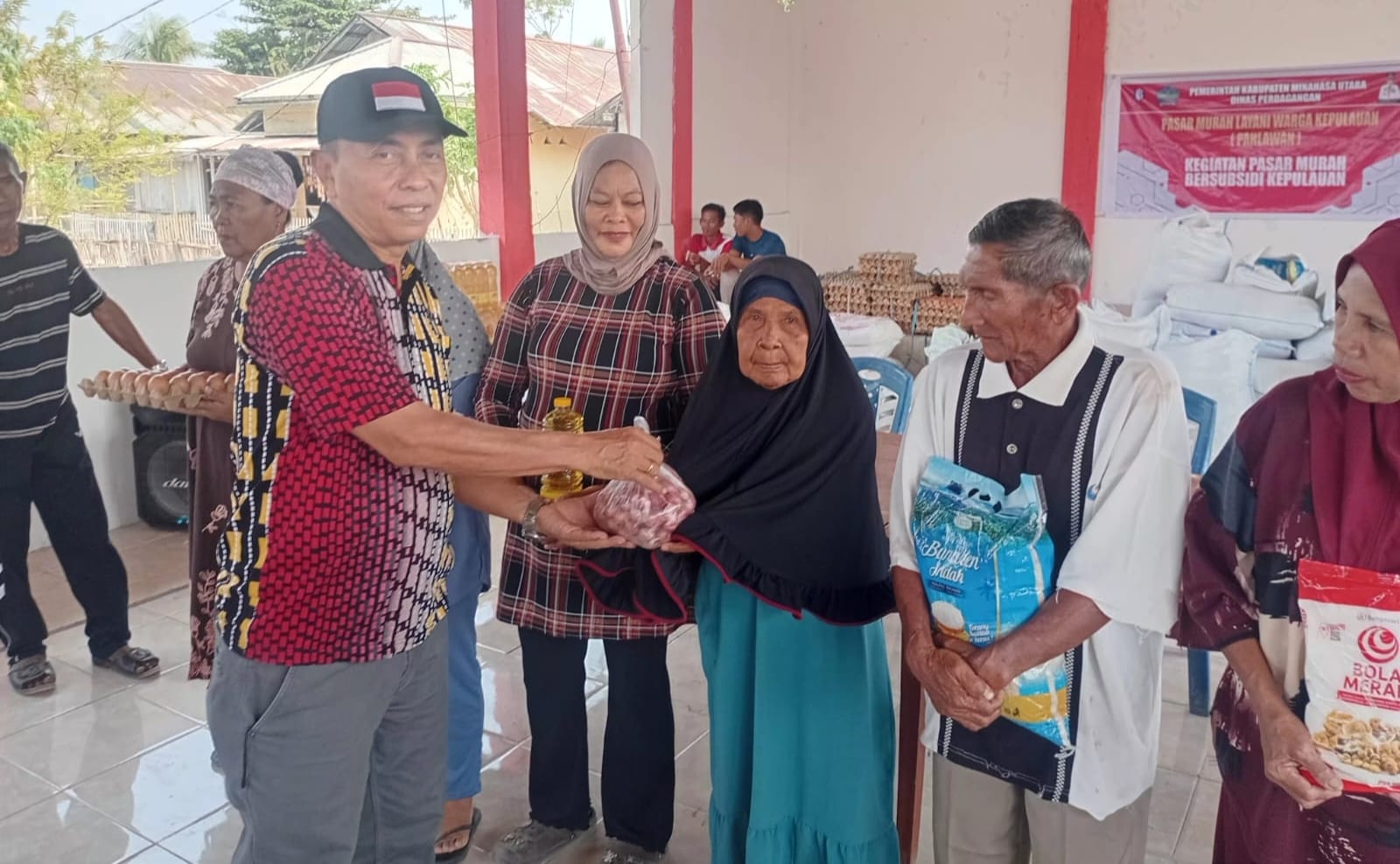 Terus Bantu Warga di Tengah Kemarau Panjang, Dinas Perdagangan  Gelar Pasar Murah Bersubsidi di Pulau Kinabuhutan