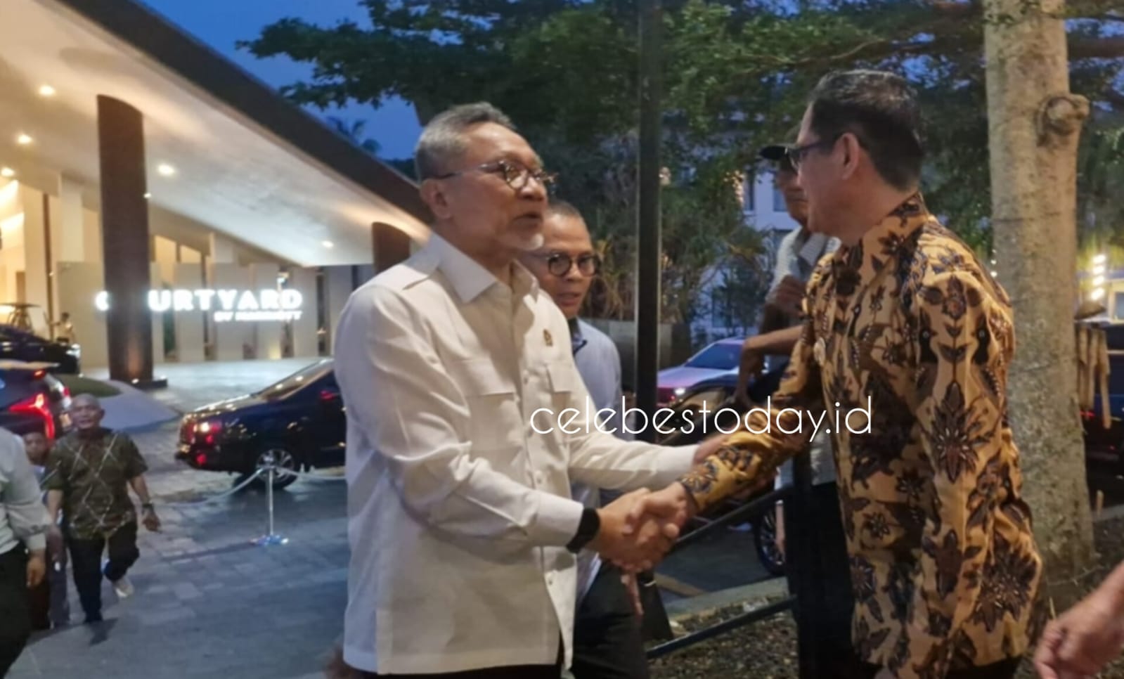 Akrab, Bupati Sambut Menko Pangan Zulkifli Hasan di Manado, Hadiri Munas Kopek II dan World Coconut Day 2026