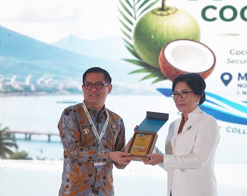 Dibuka Menko Pangan Zulkifli Hasan, Bupati Joune Ganda Terima Penghargaan di World Coconut Day 2026
